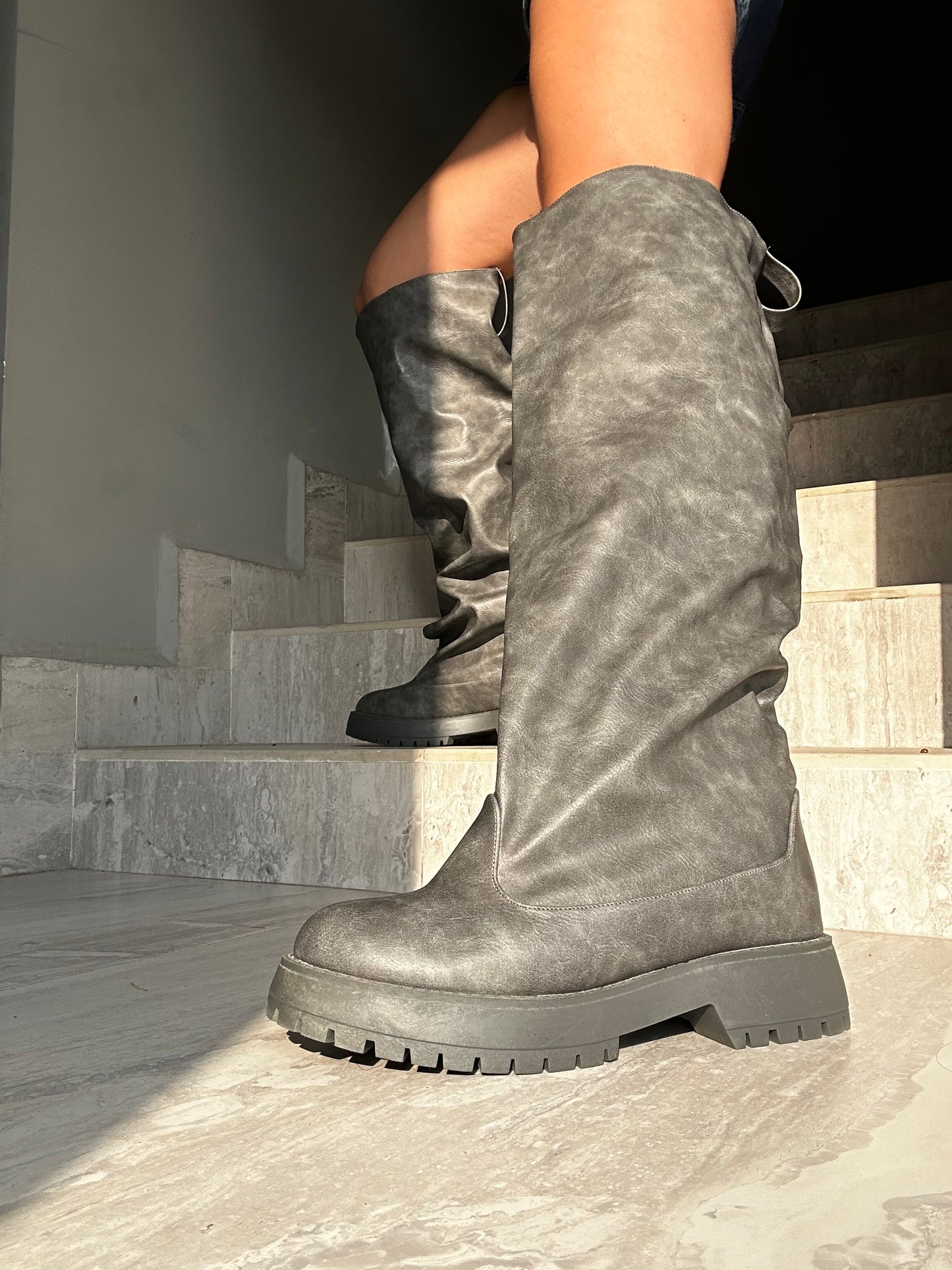 ARIANA GRIS