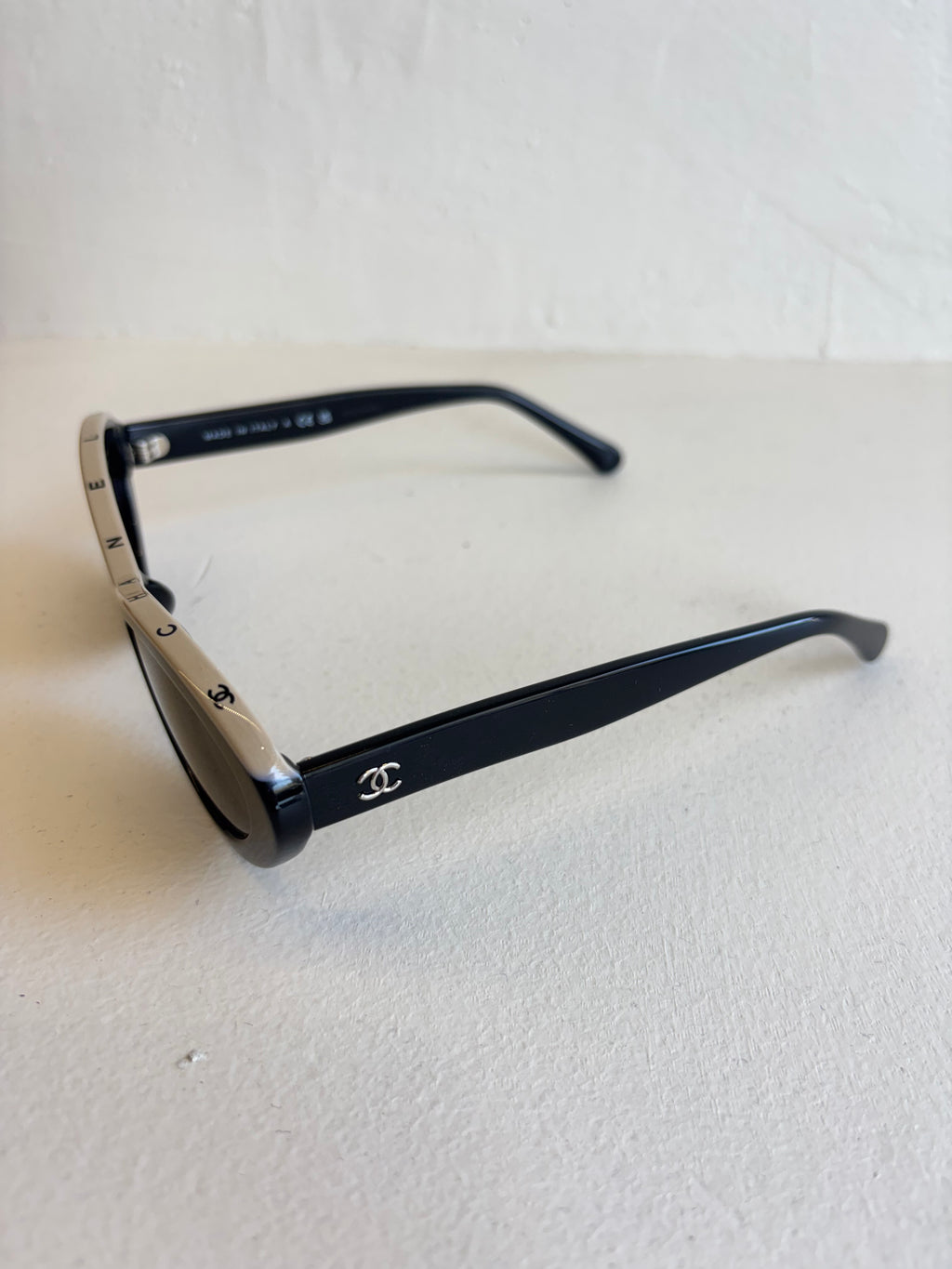 Chanel Cat-Eye Slim Ovalado Negro