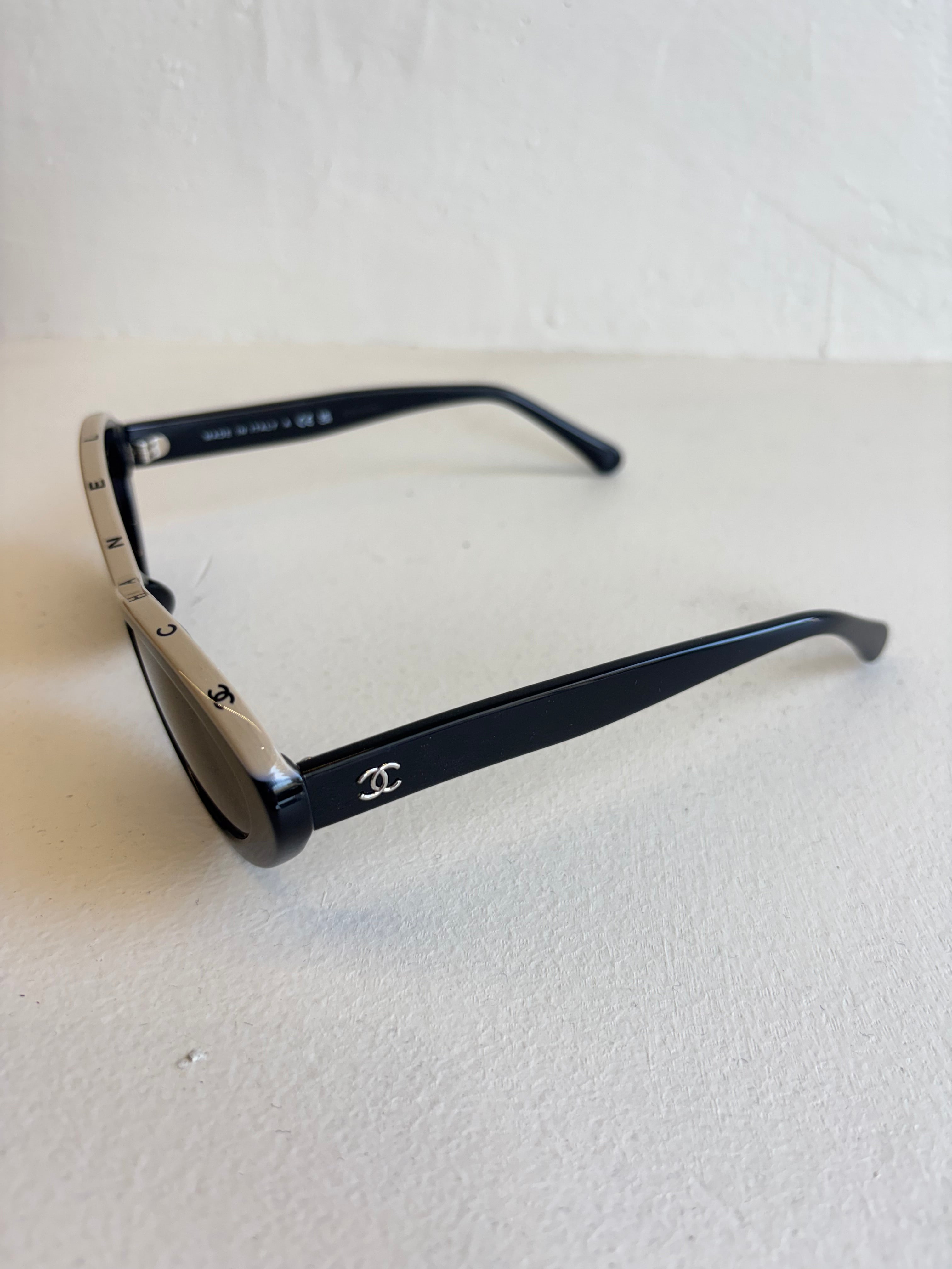 Chanel Cat-Eye Slim Ovalado Negro