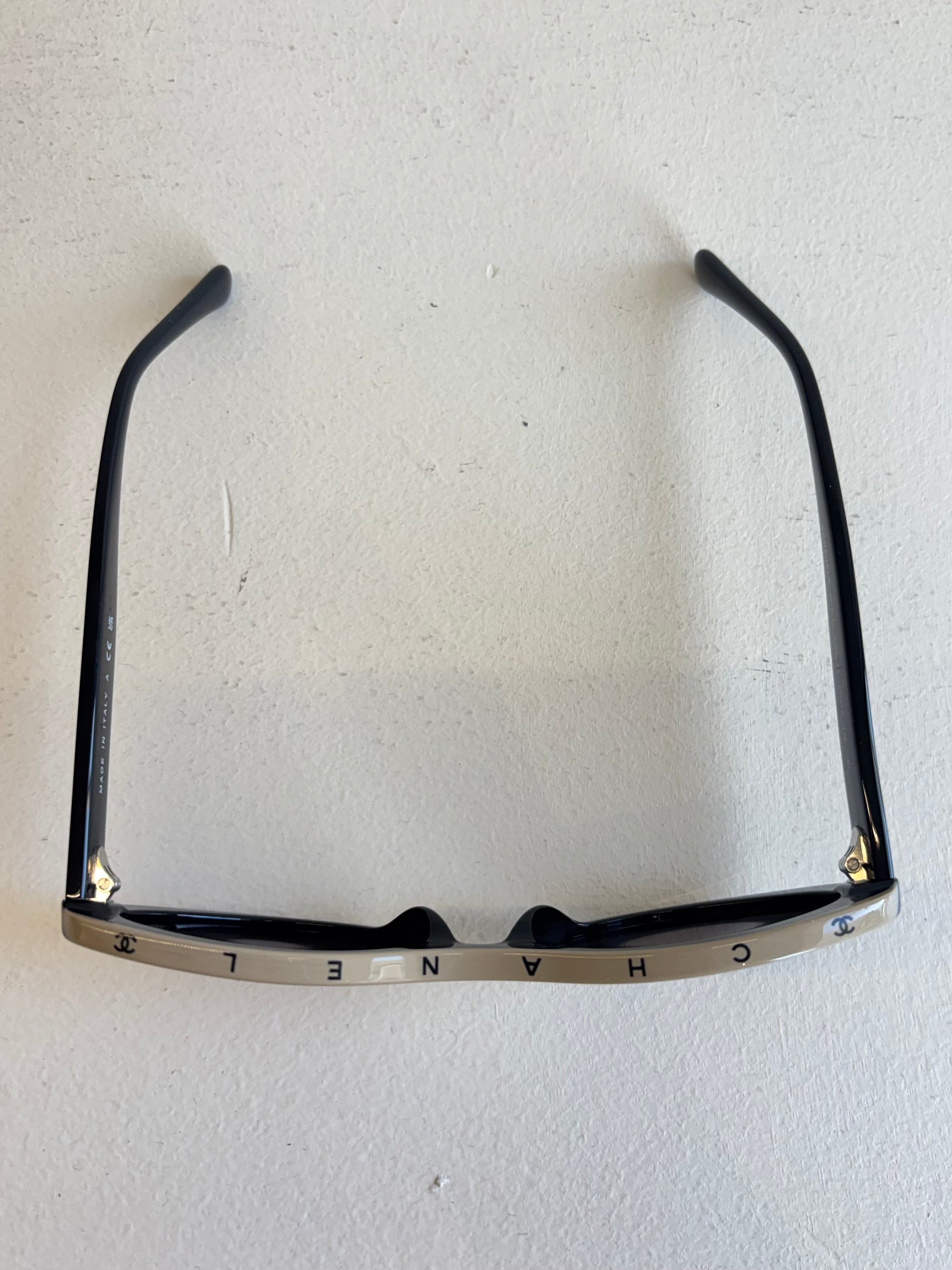 Chanel Cat-Eye Slim Ovalado Negro